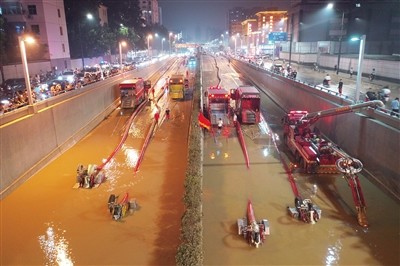 河南暴雨 郑州京广隧道排水清淤